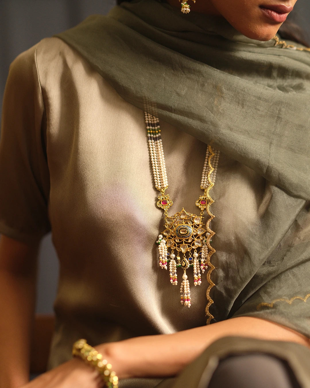 gold pendant necklace